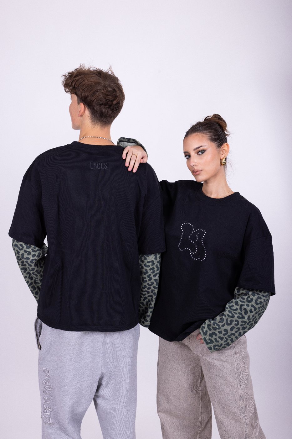 LACES Oversize Long Sleeve – přední a zadní strana na modelech