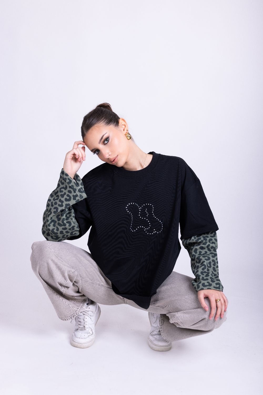 LACES Oversize Long Sleeve na modelce v podřepu